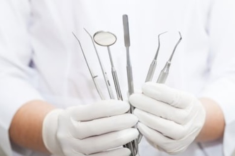 تعقيم الأدوات المستخدمة لزرع الاسنان