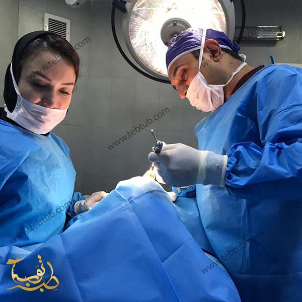 عملية للعلاج بروز عظمة الأنف بعد عملية التجميل في غرفة العمليات